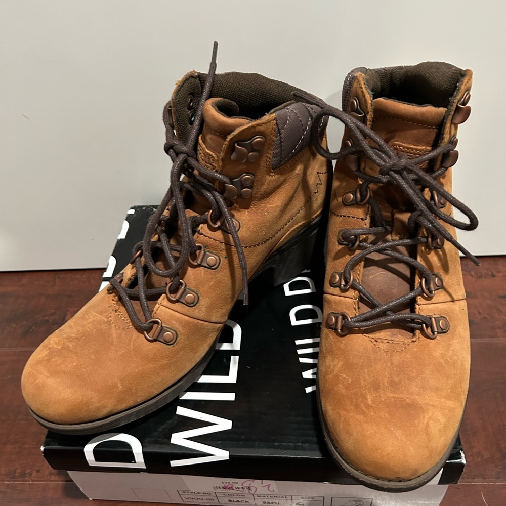 Brown Ankle bugle Merrell boots.